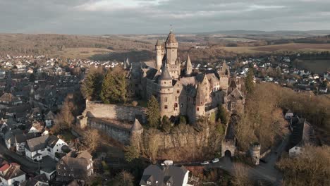 Aerial-footage-of-the-iconic-Braunfels-Castle-at-sunset-in-Hesse,-Germany