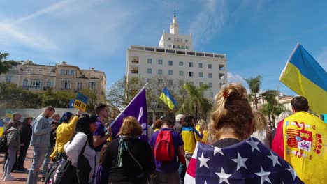 Menschen-Mit-Spanisch-Und-Us-flagge-Während-Der-Antikriegsproteste-In-Der-Ukraine-Und-In-Russland