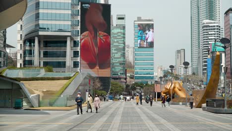 Los-Visitantes-Usan-Máscaras-Faciales-En-El-Complejo-Comercial-Coex-En-El-Distrito-Gangnam-De-Seúl,-Corea-Del-Sur