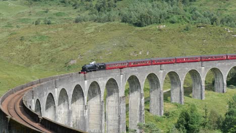 Dampfmaschine-Auf-Dem-Berühmten-Glenfinnan-Viadukt-In-Schottland,-Bekannt-Aus-Harry-Potter-Filmen
