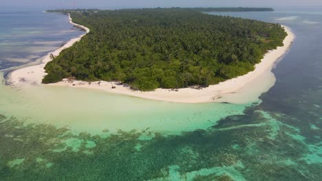 Panorama-Der-Grünen-Maledivischen-Insel,-Die-Von-Allen-Seiten-Unter-Einem-Wunderschönen-Himmel-Von-Türkisfarbenem-Wasser-Umspült-Wird