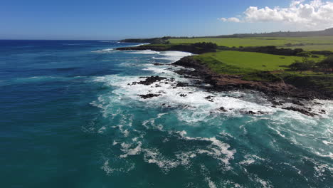 Rückwärtsfliegen-Entlang-Der-Nordküste-In-Maui,-In-Der-Nähe-Der-Straße-Nach-Hana
