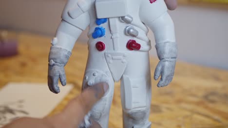 Künstler-Malt-Astronautenfigur-Mit-Grauer-Fingerfarbe