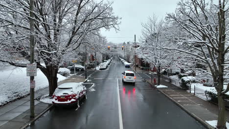 Escena-De-Nieve-De-Invierno-En-Ciudad-Americana