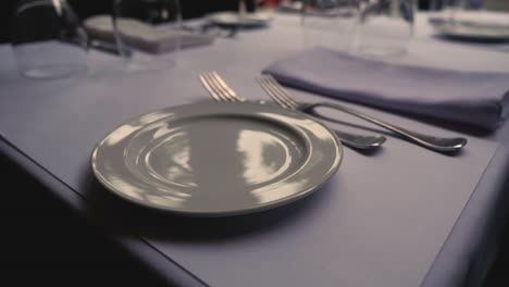 Fine-Dining-Restaurant-Esstisch-Mit-Einstellungen-Auf-Weißem-Tischtuch-Stetige-Zeitlupenannäherung-In-Den-Fokus