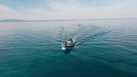 Ein-Tourboot-Mit-Menschen-An-Bord,-Das-In-Der-Nähe-Der-Insel-Lošinj-In-Kroatien-Segelt,-Um-Delfine-Zu-Beobachten