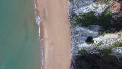 Ruhigere-Luftbild-Schwebeflug-Drohne-Aufnahmen-Im-Paradies-Wilde-Natur-Canyon-Traumstrand-Marathias-Malibu-Küste-Und-Wellen-Auf-Korfu-Griechenland