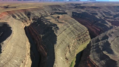 Luftaufnahme-Des-Goosenecks-State-Park-Mit-Einer-Tiefen-Mäander-Des-San-Juan-River-In-Utah,-Usa