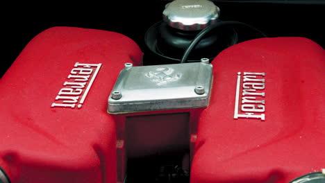 Nahaufnahme-Des-Sportwagenmotors---Ferrari-Modena-360
