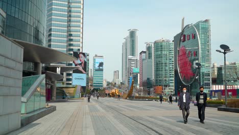 Hombres-Caminando-Frente-Al-Centro-Comercial-Coex,-Centro-De-Convenciones-Y-Exposiciones-En-Gangnam,-Seúl,-Corea-Del-Sur