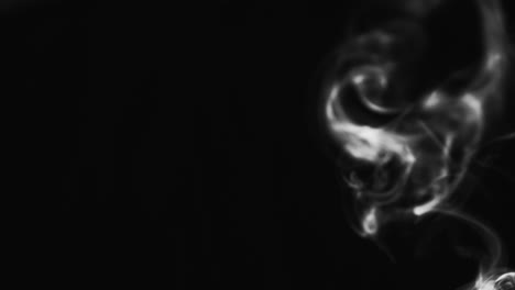 Abstrakter-Schwarzer-Und-Weißer-Rauch-Mit-Schwarzem-Hintergrund-In-Zeitlupe