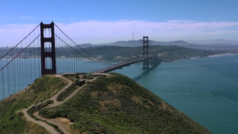 Drone-Aéreo-Volando-Sobre-Una-Colina-Que-Revela-El-Famoso-Puente-Golden-Gate-En-San-Francisco-California-Usa-En-Un-Día-Soleado-De-Verano