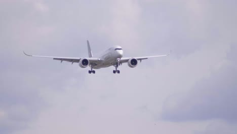 Ein-Schwerer-Lufthansa-Airbus-A350-900-Landet-Auf-Dem-Vancouver-Flughafen,-Nahaufnahme