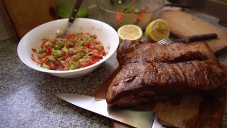 Guacamole-salad-with-delicious-roast-beef-ready-to-serve