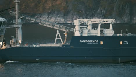Ein-Frachtschiff,-Das-Im-Fjord-Vorbeifährt