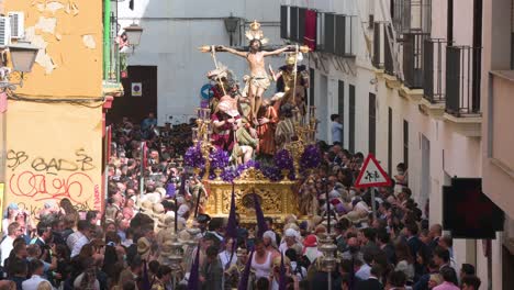 Anbeter-Sehen-Zu,-Wie-Büßer-Während-Einer-Prozession-Der-Karwoche-In-Sevilla,-Spanien,-Das-Bildnis-Jesu-Christi-Tragen