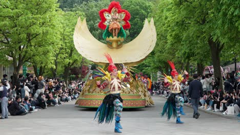 Desfile-En-El-Parque-De-Atracciones-Everland-En-Yongin,-Corea-Del-Sur,-Con-Coloridas-Carrozas-Y-Bailarines-Disfrazados