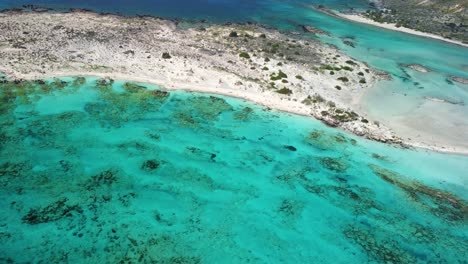 Luftaufnahme-Der-Lagune-Von-Elafonisi-Mit-Idyllischen-Exotischen-Stränden-Und-Kristallklarem-Wasser-Auf-Kreta,-Griechenland