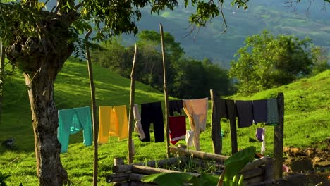 Kleidung-Hängt-Draußen-Zum-Trocknen-In-Einer-Wunderschönen-Grünen-Hügellandschaft-In-Südamerika