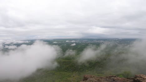 Timelapse-De-Nubes-Acercándose,-Fuerte-De-Kaldurg,-Palghar,-Maharashtra
