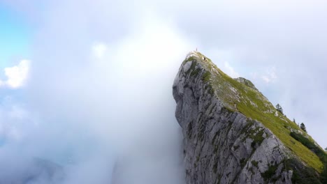 Riesiger-Nebelbedeckter-Berg-In-österreich