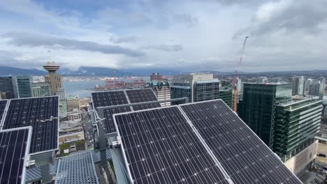 Ciudad-Inteligente-Verde-Futurista-Moderna,-Panel-Solar-Instalado-En-Un-Rascacielos-En-La-Azotea,-Paisaje-Urbano-De-La-Ciudad-Metropolitana-De-Vancouver-En-Canadá