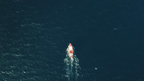 Drohnenansicht-Von-Oben-Auf-Ein-Schiff,-Das-Allein-Im-Blauen-Meer-Segelt