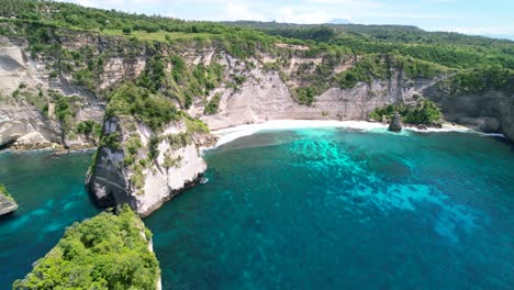 Luftdrohnenvideo-Eines-Tropischen-Strandes-Auf-Der-Insel-Nusa-Penida-In-Bali,-Indonesien