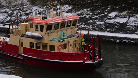 Crew-Workboat-Frog-Cygnus-Passing-in-Trollhätte-Canal,-Sweden