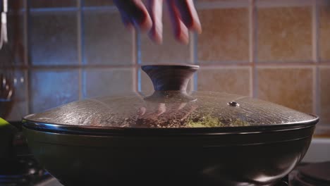 Cocinar-Fideos-De-Pollo-En-Una-Sartén