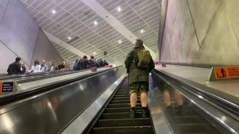 Gente-En-Las-Escaleras-Mecánicas-Del-Metro-De-Londres
