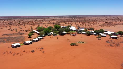 Eine-Lange-Drohne-Schoss-Um-Eine-Lodge-In-Namibia-Mit-Kleinen-Häusern-Und-Einem-Pool