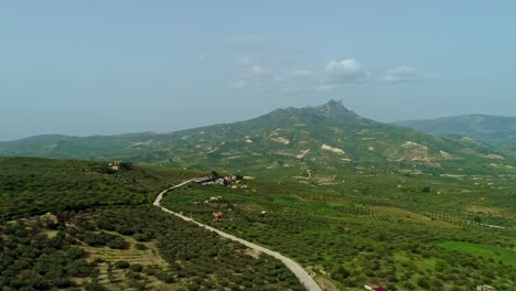 Vastos-Huertos-De-Naranjos-Y-Olivos-En-Tierras-De-Cultivo-De-Sicilia-Con-Vistas-A-La-Montaña-En-Italia