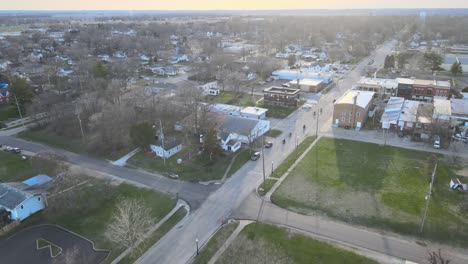 Luftaufnahme-Von-Chillicothe,-Illinois-Und-Einer-Gruppe-Motorradfahrer-Auf-Einer-Frühlingsfahrt