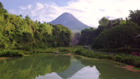 Blick-Auf-Den-Vulkan-Merapi-Von-Einem-See-In-Bego-Pendem