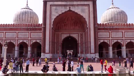Alte-Moschee-Mit-Menschen-Und-Hellem-Himmel-Am-Morgen-Aus-Einer-Einzigartigen-Perspektive-Video-Wurde-Am-30.-März-2022-In-Jama-Masjid-Delhi-Indien-Aufgenommen