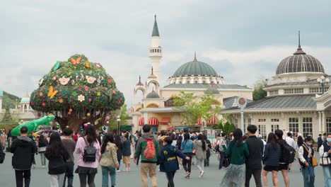 A-crowded-amusement-park-for-fun-family-entertainment-in-Yongin,-South-Korea