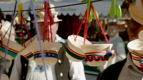 Mini-Sombreros-Rumanos-Tradicionales-Cuelgan-En-Un-Puesto-De-Mercado