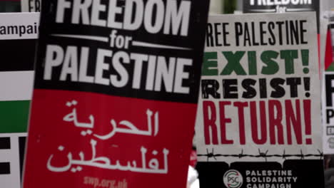 Plakate-Werden-Während-Eines-Pro-palästinensischen-Protestes-Vor-Der-Israelischen-Botschaft-In-London-Hochgehalten