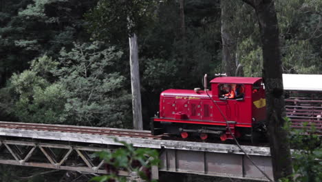 Diesellokomotive-Zieht-Kutschen-Voller-Touristen-über-Eine-Brücke-Am-Thompson-River,-Walhalla