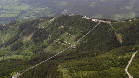 Die-Längste-Hängebrücke-Der-Welt-überspannt-Das-Tal-In-Tschechien