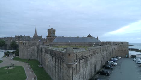 Drone-footage-of-the-town-house-of-Saint-Malo-in-the-morning,-Bretagne,-France