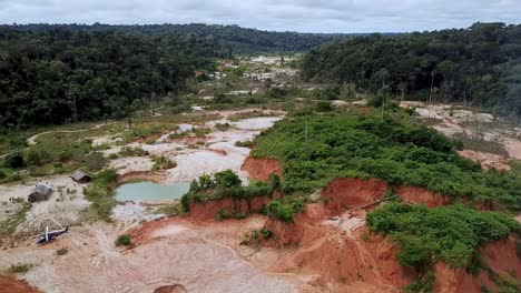 Drohne-Deckt-Eine-Große-Illegale-Goldmine-Im-Herzen-Des-Amazonas-In-Brasilien-Auf