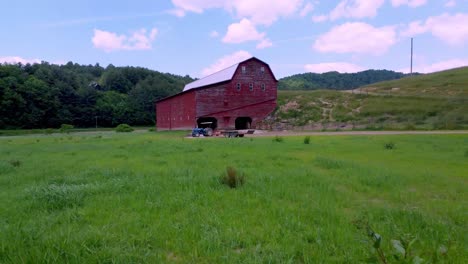 FAST-AERIAL-PULLOUT-OF-LARGE-RED-BARN-IN-SUGAR-GROVE-NC-NEAR-BOONE-NC,-NORTH-CAROLINA
