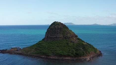 Aerial-close-up-panning-shot-of-Mokoli'i-island-off-the-coast-of-O'ahu,-Hawaii