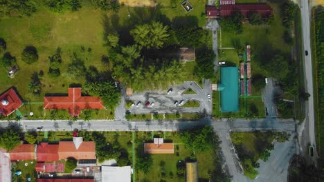 Filmische-Drohnenaufnahmen-Von-Wohngebäuden-Aus-Palmölmühlen-Bestehen-Aus-Gebäuden,-Häusern,-Hauptstraßen-Und-Infrastruktur,-Umgeben-Von-Abgeholzten-Palmölbäumen-In-Indonesien-In-Full-HD