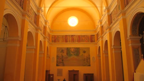 Vista-Interior-De-La-Nave-Desde-El-Altar-De-La-Abadía-De-Santa-María-Del-Monte-En-Cesena,-Norte-De-Italia