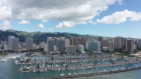 Aerial-reverse-pullback-shot-of-a-yacht-marina-in-downtown-Honolulu,-Hawaii