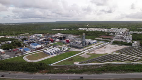 Luftaufnahme-Des-Energieversorgungsunternehmens-Cepm-Mit-Feld-Von-Photovoltaik-solarmodulen-In-Punta-Cana