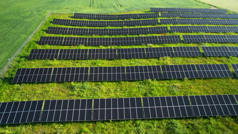 Paneles-Solares-En-Campos-Verdes-En-Tierras-De-Cultivo-Durante-El-Verano